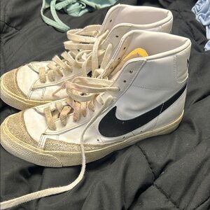 Nike Women's White and Black Vintage Sneakers